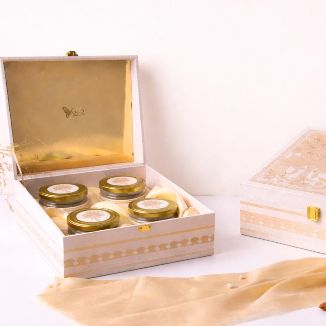 Tiny Pearl Arrival Box